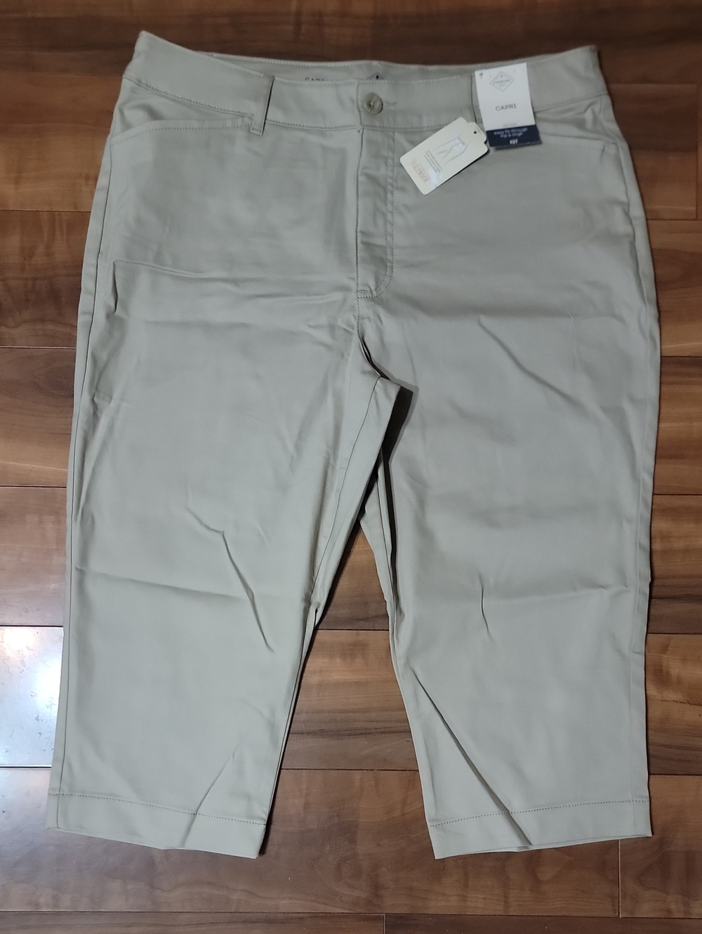 (#19) St. John's Bay Women's Capri Pants in Light Khaki